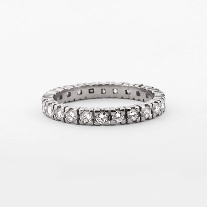 Comprar alianza entera realizada de platino con carril de 24 diamantes talla brillante con engaste en 4 grapas. Joyas de platino y diamantes vintage baratas.