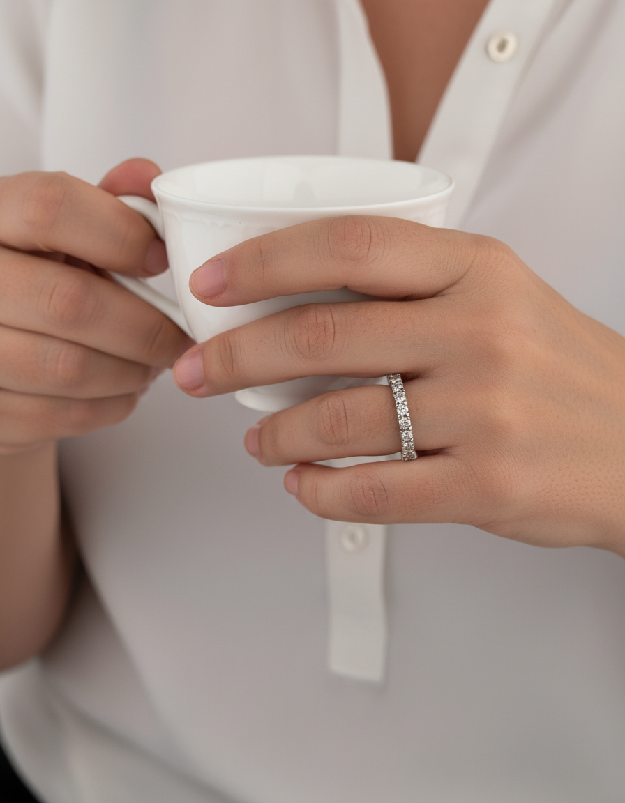 Comprar alianza entera realizada en oro blanco de 18kt con carril de diamantes talla brillante. Alianzas de oro blanco y diamantes al mejor precio con envío GRATIS