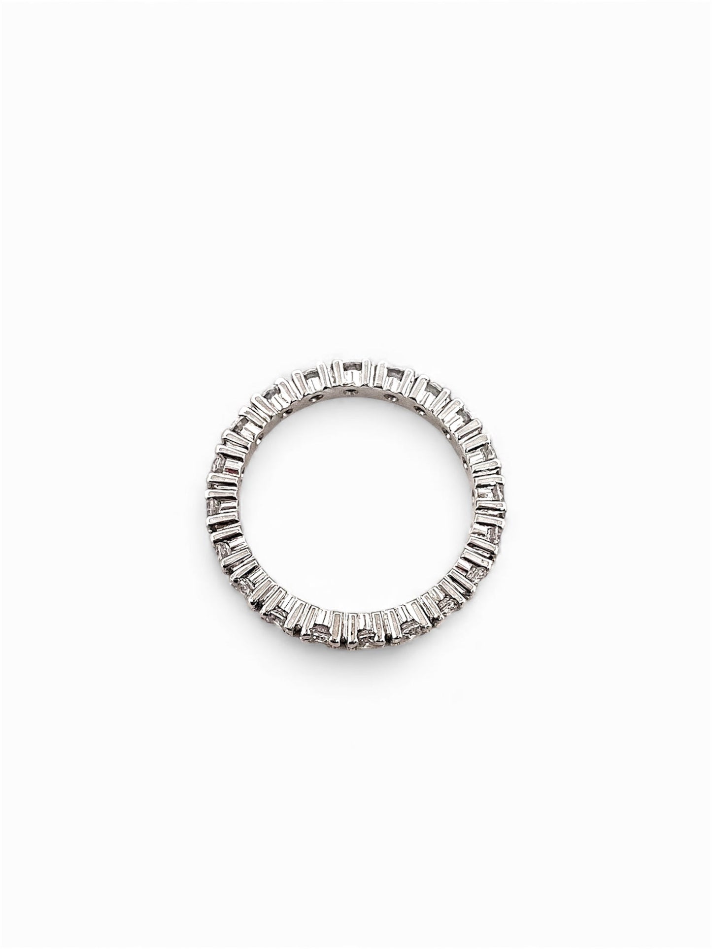 Comprar alianza entera realizada en oro blanco de 18kt con carril de diamantes talla brillante. Alianzas de oro blanco y diamantes al mejor precio con envío GRATIS