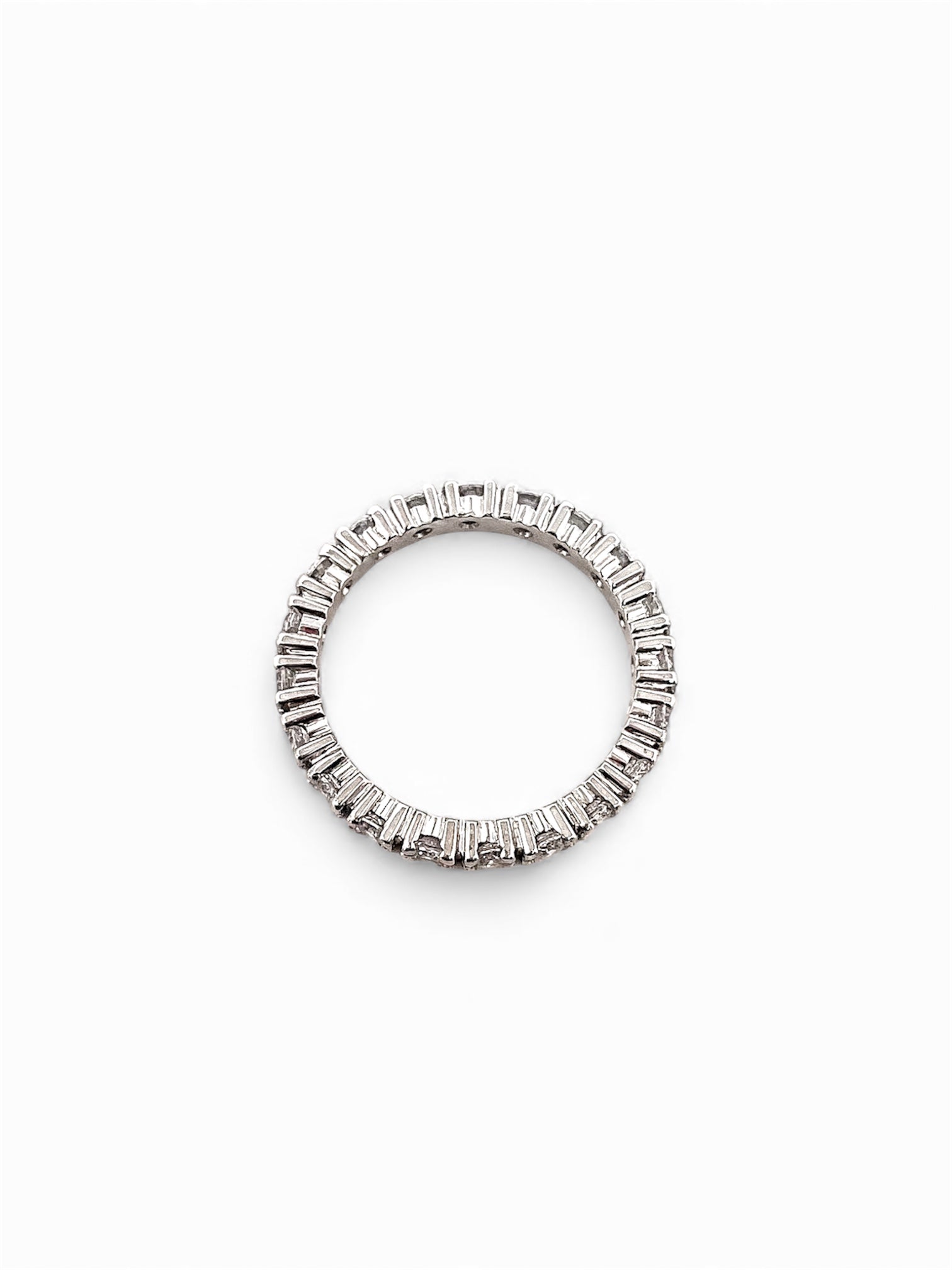 Comprar alianza entera realizada en oro blanco de 18kt con carril de diamantes talla brillante. Alianzas de oro blanco y diamantes al mejor precio con envío GRATIS