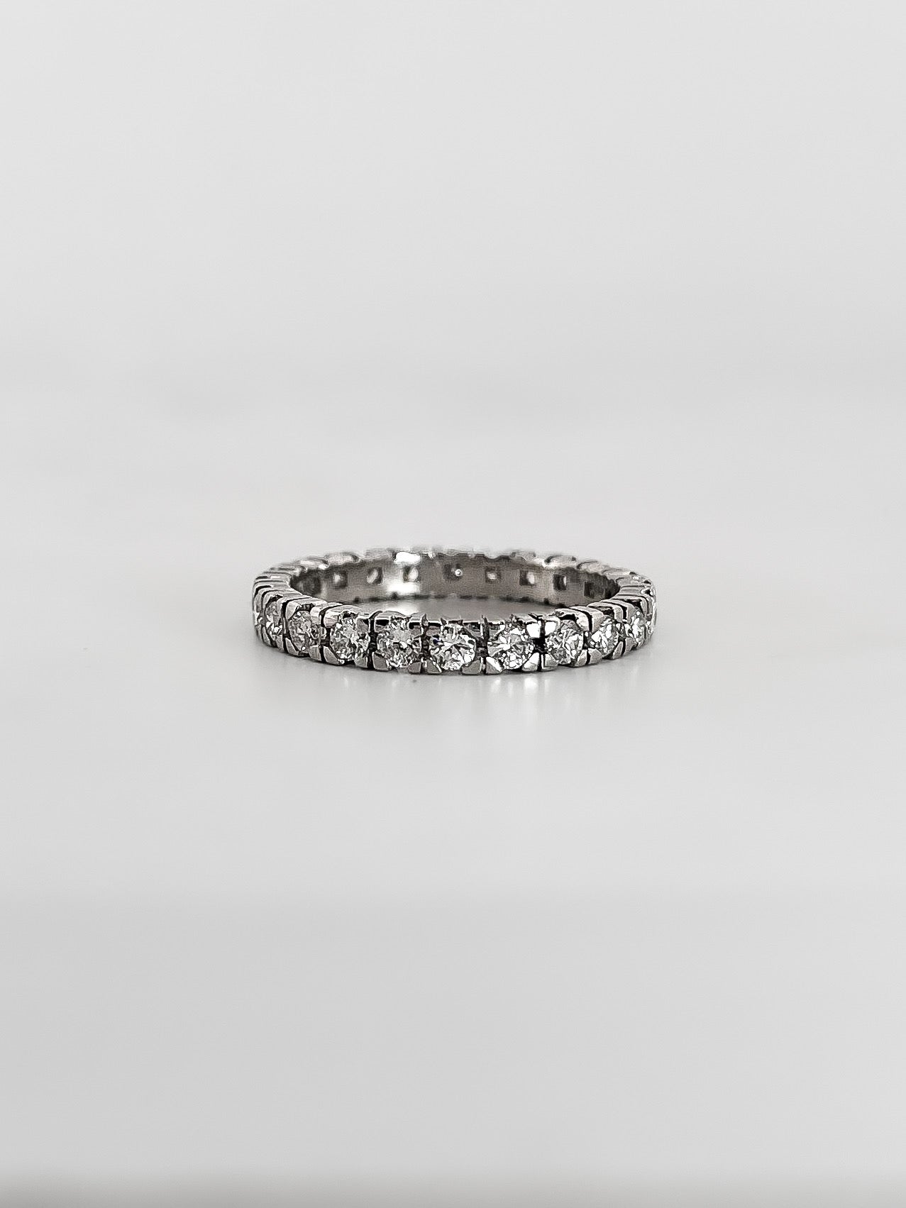 Comprar alianza entera realizada en oro blanco de 18kt con carril de diamantes talla brillante. Alianzas de oro blanco y diamantes al mejor precio con envío GRATIS