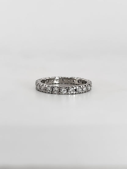 Comprar alianza entera realizada en oro blanco de 18kt con carril de diamantes talla brillante. Alianzas de oro blanco y diamantes al mejor precio con envío GRATIS