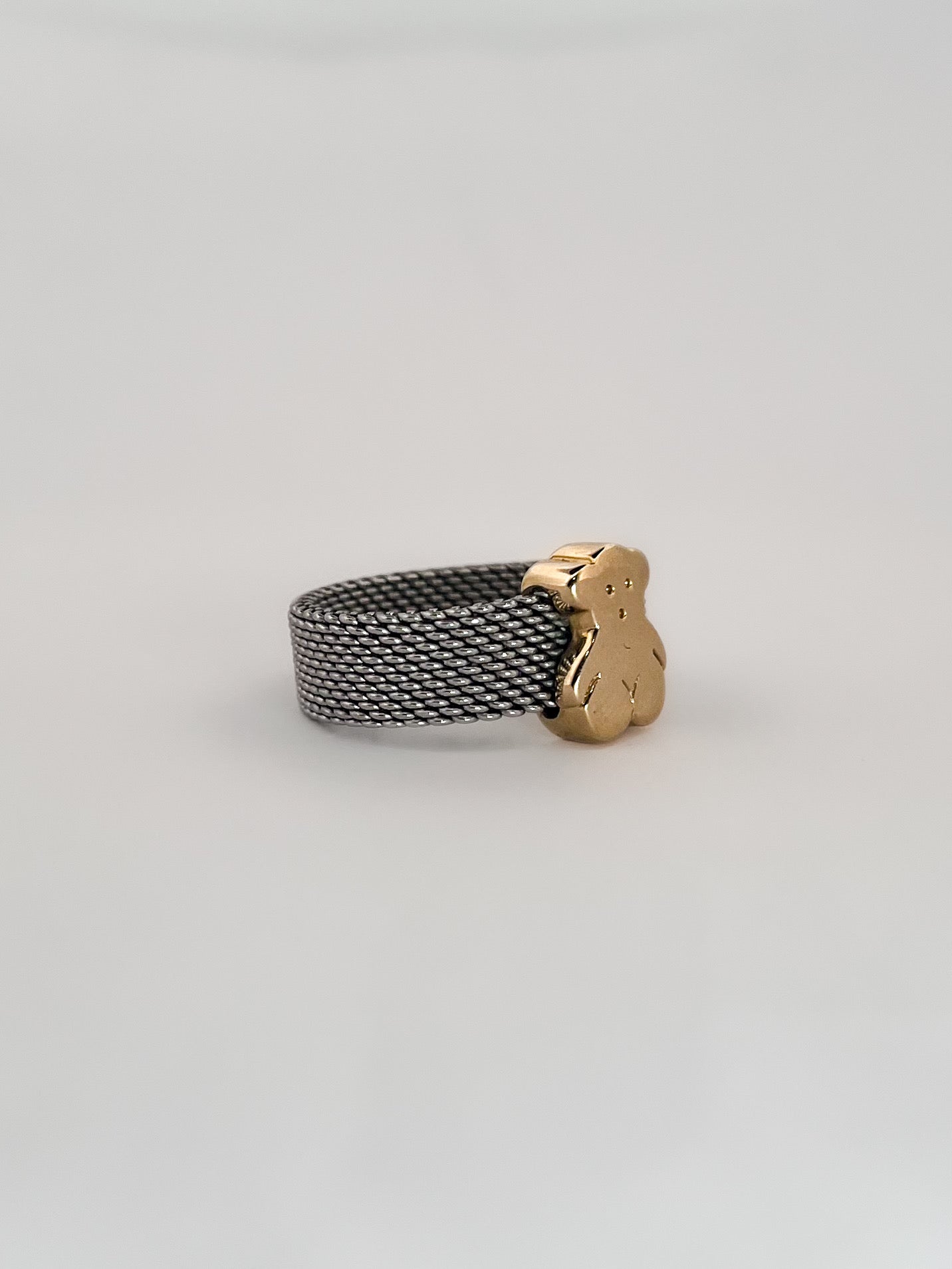 Comprar anillo original de TOUS realizado con el característico tejido de malla en acero y oso icónico de la marca en oro amarillo de 18kt. Ian'Or