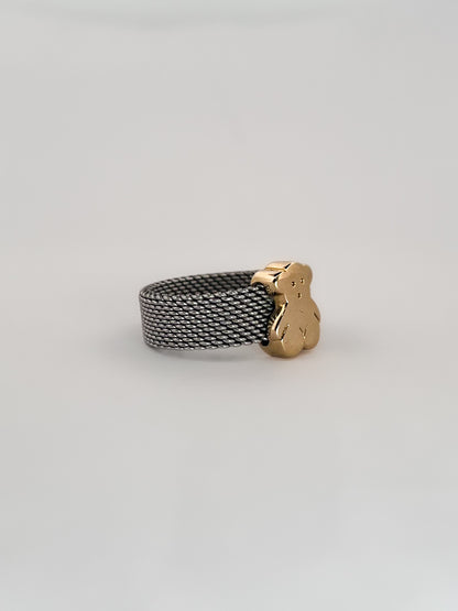 Comprar anillo original de TOUS realizado con el característico tejido de malla en acero y oso icónico de la marca en oro amarillo de 18kt. Ian'Or