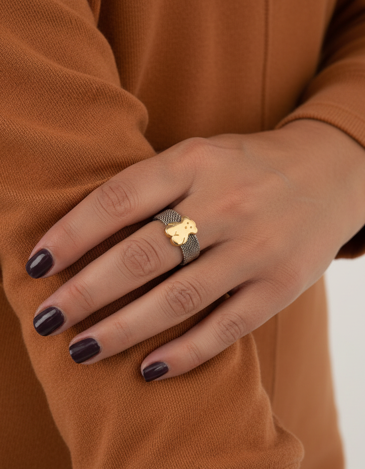 Comprar anillo original de TOUS realizado con el característico tejido de malla en acero y oso icónico de la marca en oro amarillo de 18kt. Ian'Or