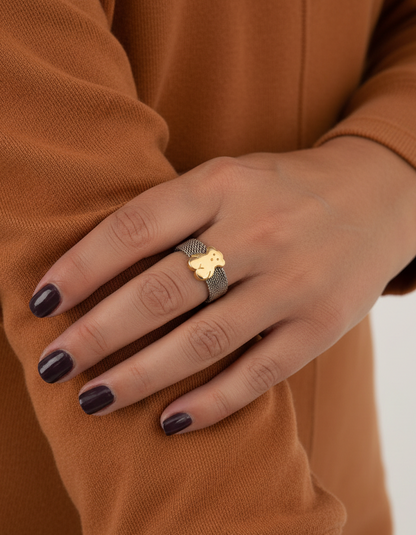 Comprar anillo original de TOUS realizado con el característico tejido de malla en acero y oso icónico de la marca en oro amarillo de 18kt. Ian'Or