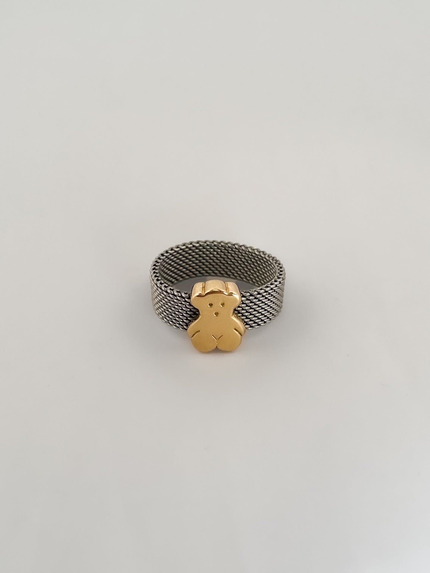 Comprar anillo original de TOUS realizado con el característico tejido de malla en acero y oso icónico de la marca en oro amarillo de 18kt. Ian'Or