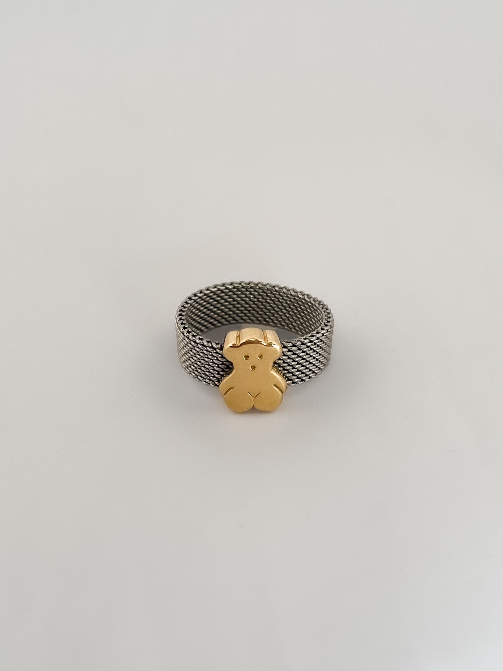 Comprar anillo original de TOUS realizado con el característico tejido de malla en acero y oso icónico de la marca en oro amarillo de 18kt. Ian'Or