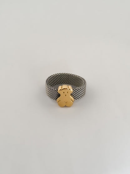 Comprar anillo original de TOUS realizado con el característico tejido de malla en acero y oso icónico de la marca en oro amarillo de 18kt. Ian'Or