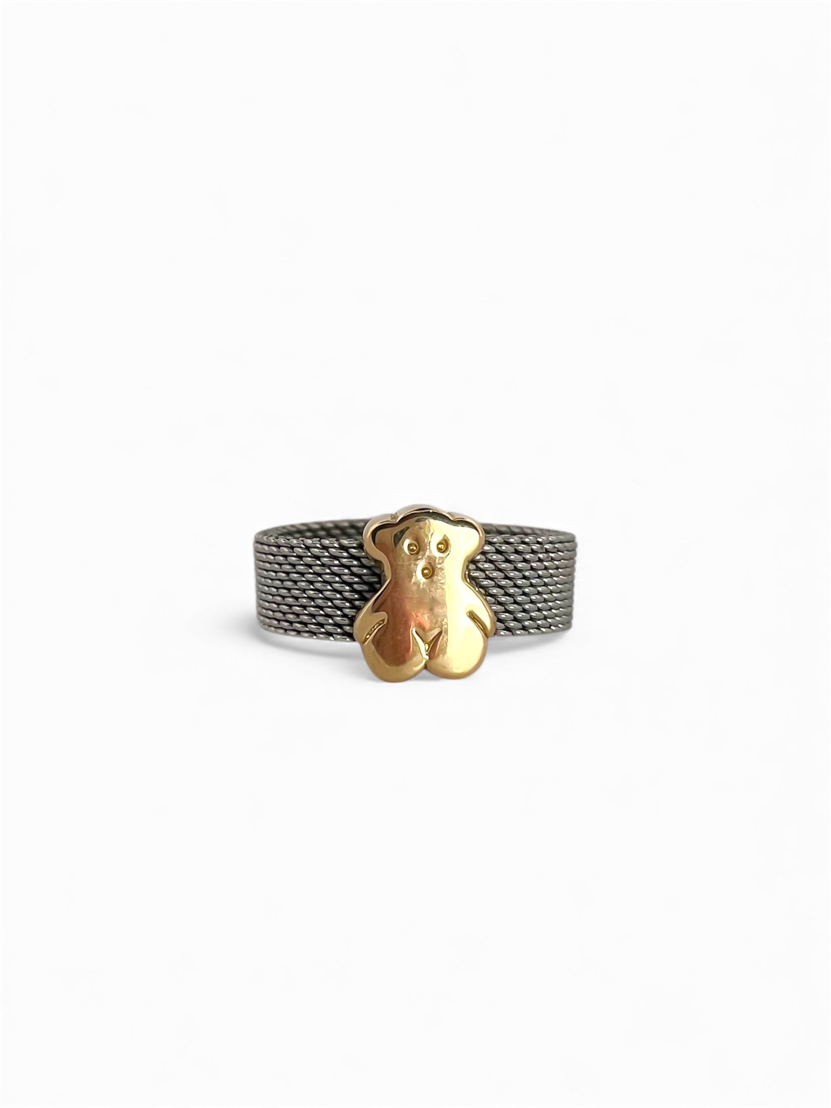 Comprar anillo original de TOUS realizado con el característico tejido de malla en acero y oso icónico de la marca en oro amarillo de 18kt. Ian'Or