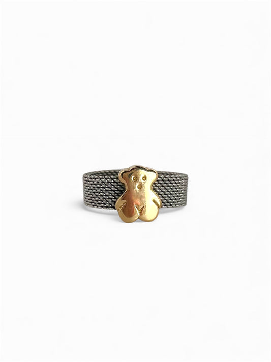 Comprar anillo original de TOUS realizado con el característico tejido de malla en acero y oso icónico de la marca en oro amarillo de 18kt. Ian'Or