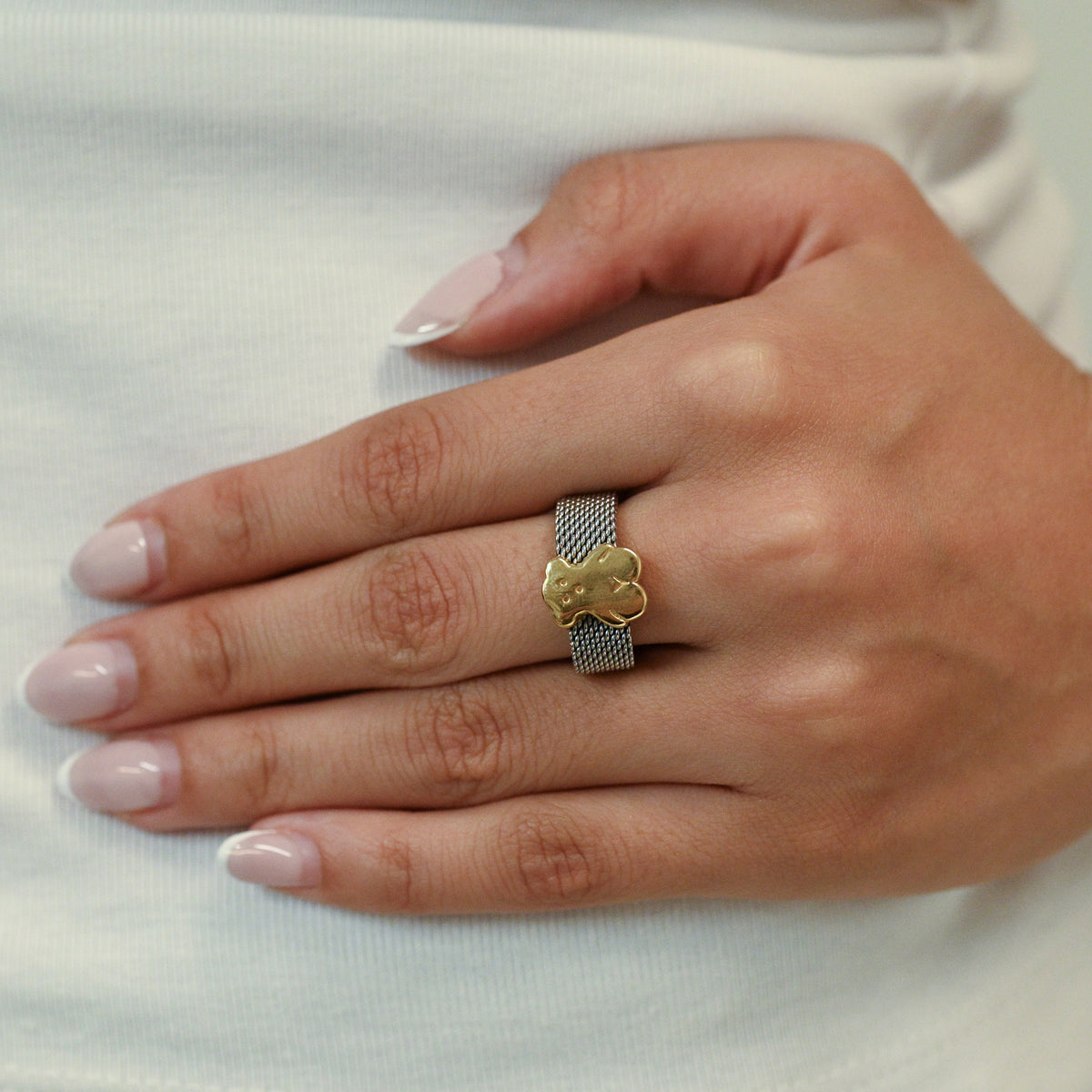 Comprar anillo original de TOUS realizado con el característico tejido de malla en acero y oso icónico de la marca en oro amarillo de 18kt. Ian'Or