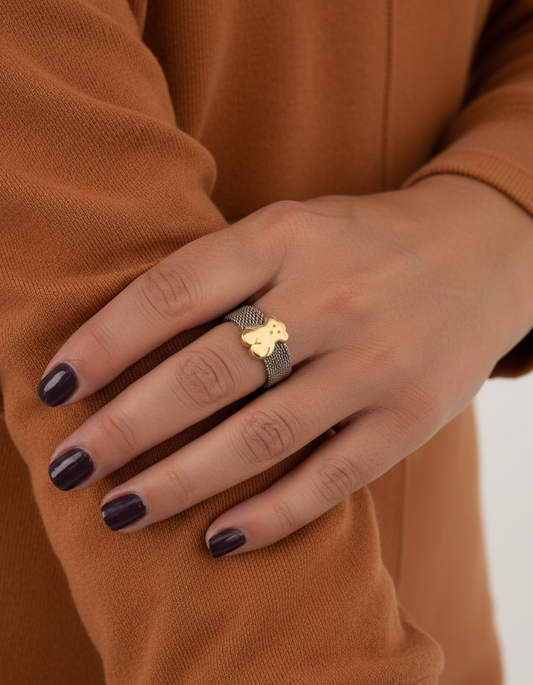 Comprar anillo original de TOUS realizado con el característico tejido de malla en acero y oso icónico de la marca en oro amarillo de 18kt. Ian'Or