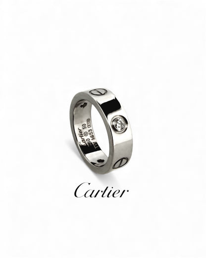 Anillo original de la prestigiosa firma Cartier de la colección LOVE realizada en oro blanco con engaste de 3 brillantes. Joyas Cartier Originales