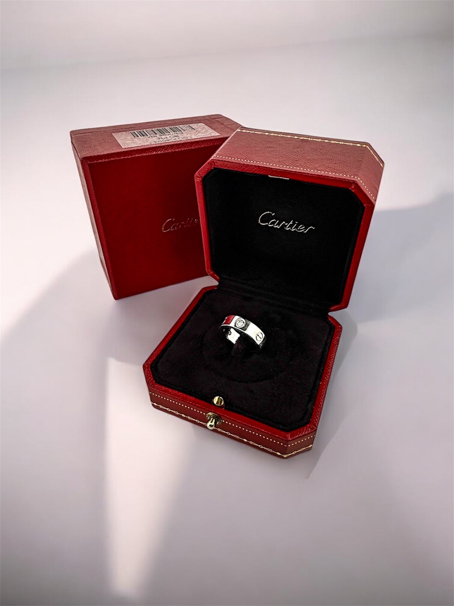 Anillo original de la prestigiosa firma Cartier de la colección LOVE realizada en oro blanco con engaste de 3 brillantes. Joyas Cartier Originales