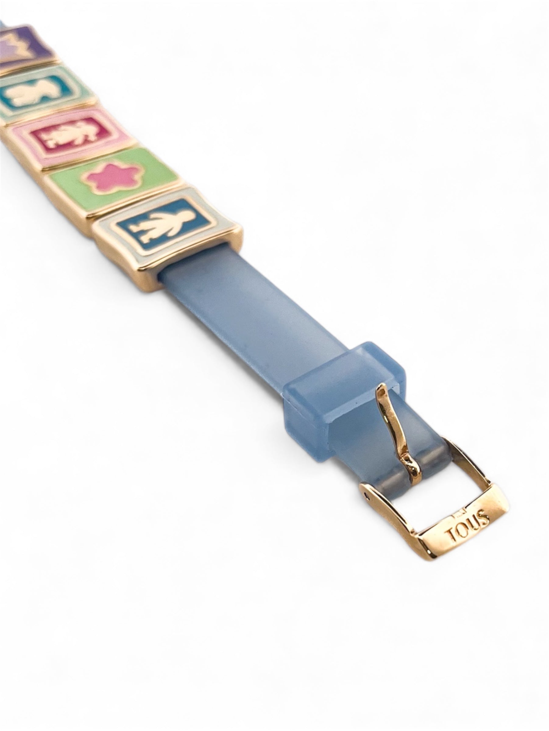 Comprar pulsera de Tous realizada en caucho y con quadrados en el centro realizados en oro amarillo con diferentes dibujos en cada uno. Joyas de Tous de oro descatalogadas al mejor precio