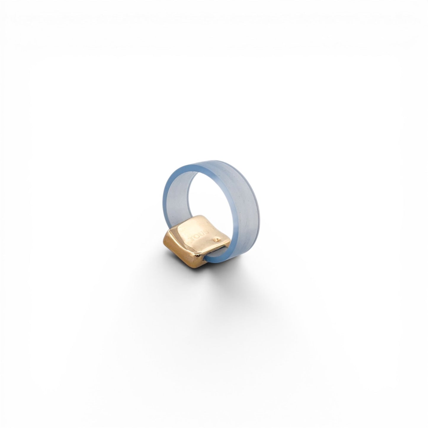 Comprar anillo original de Tous realizada en caucho y con 1 charm en el centro realizado en oro amarillo 18kt con detalles en oro y esmalte del iconico Osito de Tous.

