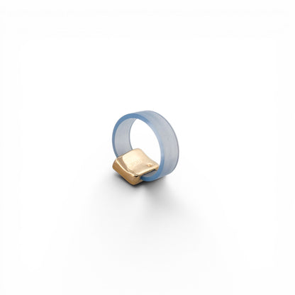 Comprar anillo original de Tous realizada en caucho y con 1 charm en el centro realizado en oro amarillo 18kt con detalles en oro y esmalte del iconico Osito de Tous.
