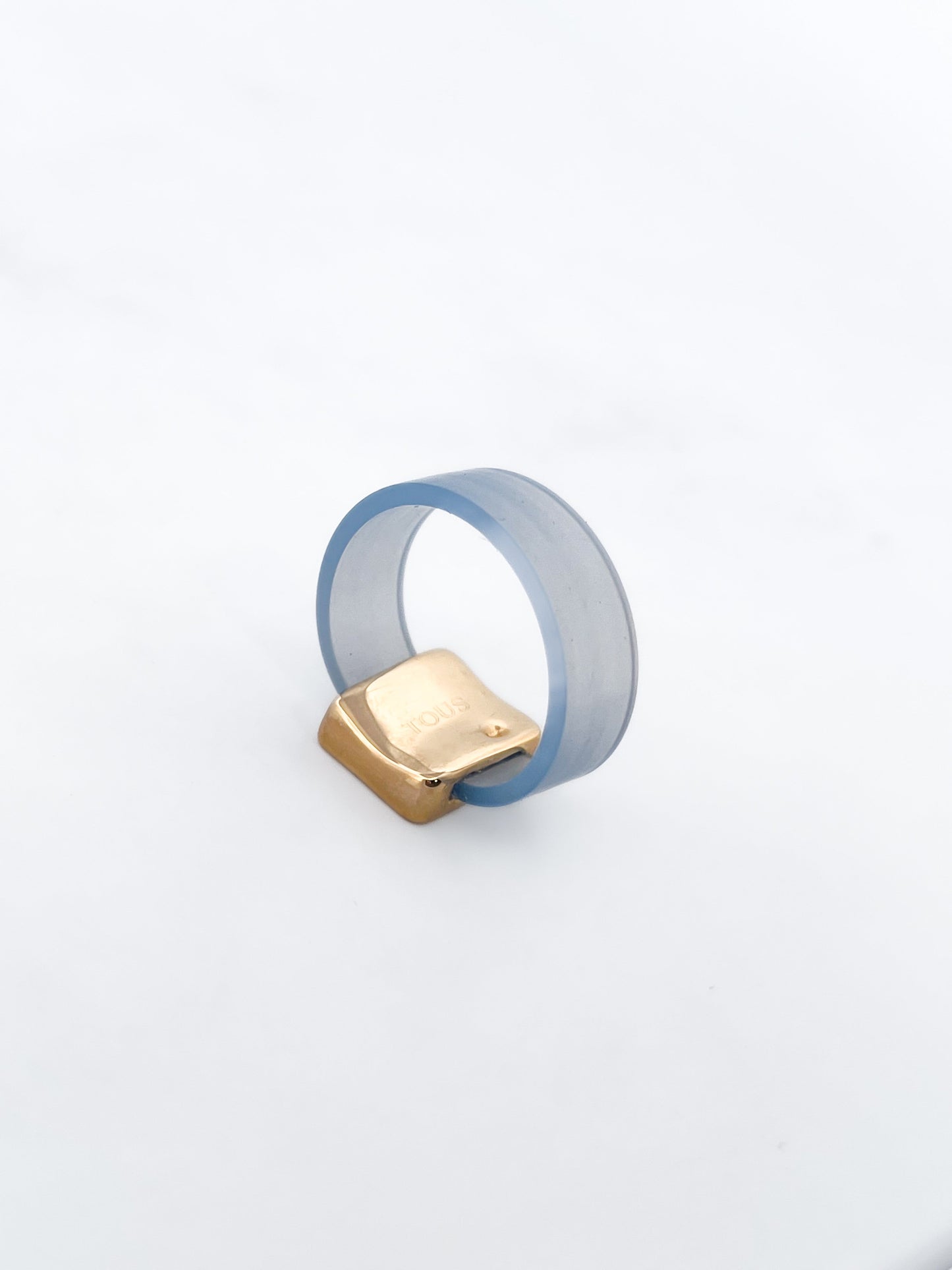 Comprar anillo original de Tous realizada en caucho y con 1 charm en el centro realizado en oro amarillo 18kt con detalles en oro y esmalte del iconico Osito de Tous.