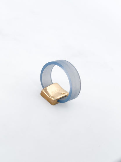 Comprar anillo original de Tous realizada en caucho y con 1 charm en el centro realizado en oro amarillo 18kt con detalles en oro y esmalte del iconico Osito de Tous.