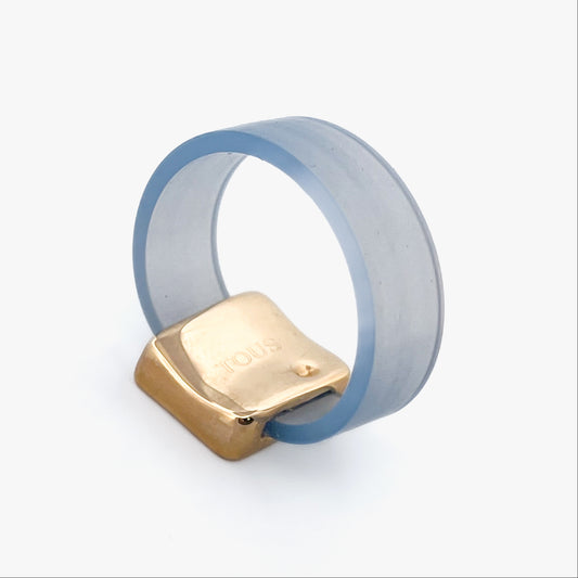 Comprar anillo original de Tous realizada en caucho y con 1 charm en el centro realizado en oro amarillo 18kt con detalles en oro y esmalte del iconico Osito de Tous.