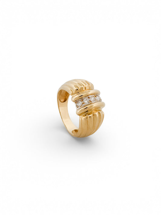 Anillo gallonado realizado en oro amarillo de 18kt con carril de 5 brillantes. Joyas antiguas de oro baratas