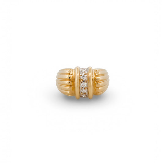 Comprar anillo realizado en oro amarillo de 18kt con una linea vertical de 5 brillantes en el centro.Joyeria Ian Or.