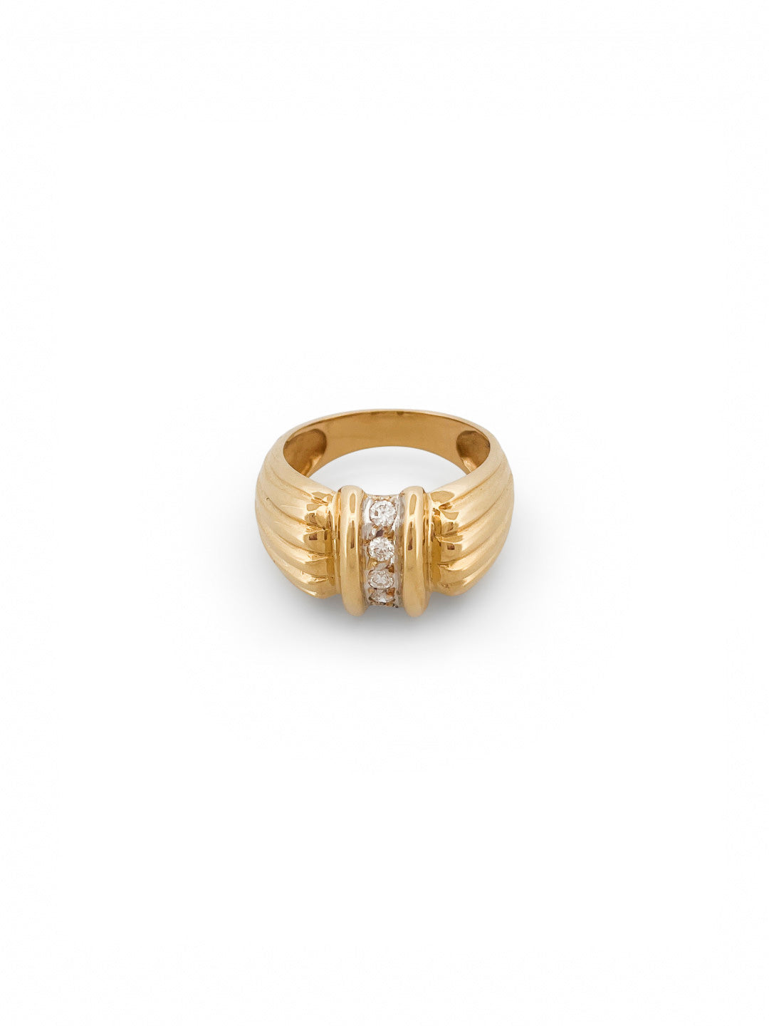 Comprar anillo realizado en oro amarillo de 18kt con una linea vertical de 5 brillantes en el centro.Joyeria Ian Or.