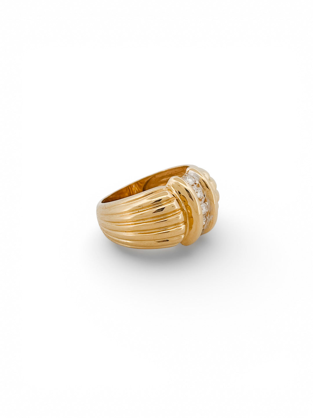 Comprar anillo realizado en oro amarillo de 18kt con una linea vertical de 5 brillantes en el centro.Joyeria Ian Or.