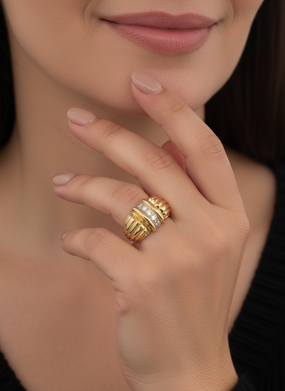 Anillo gallonado realizado en oro amarillo de 18kt con carril de 5 brillantes. Joyas antiguas de oro baratas