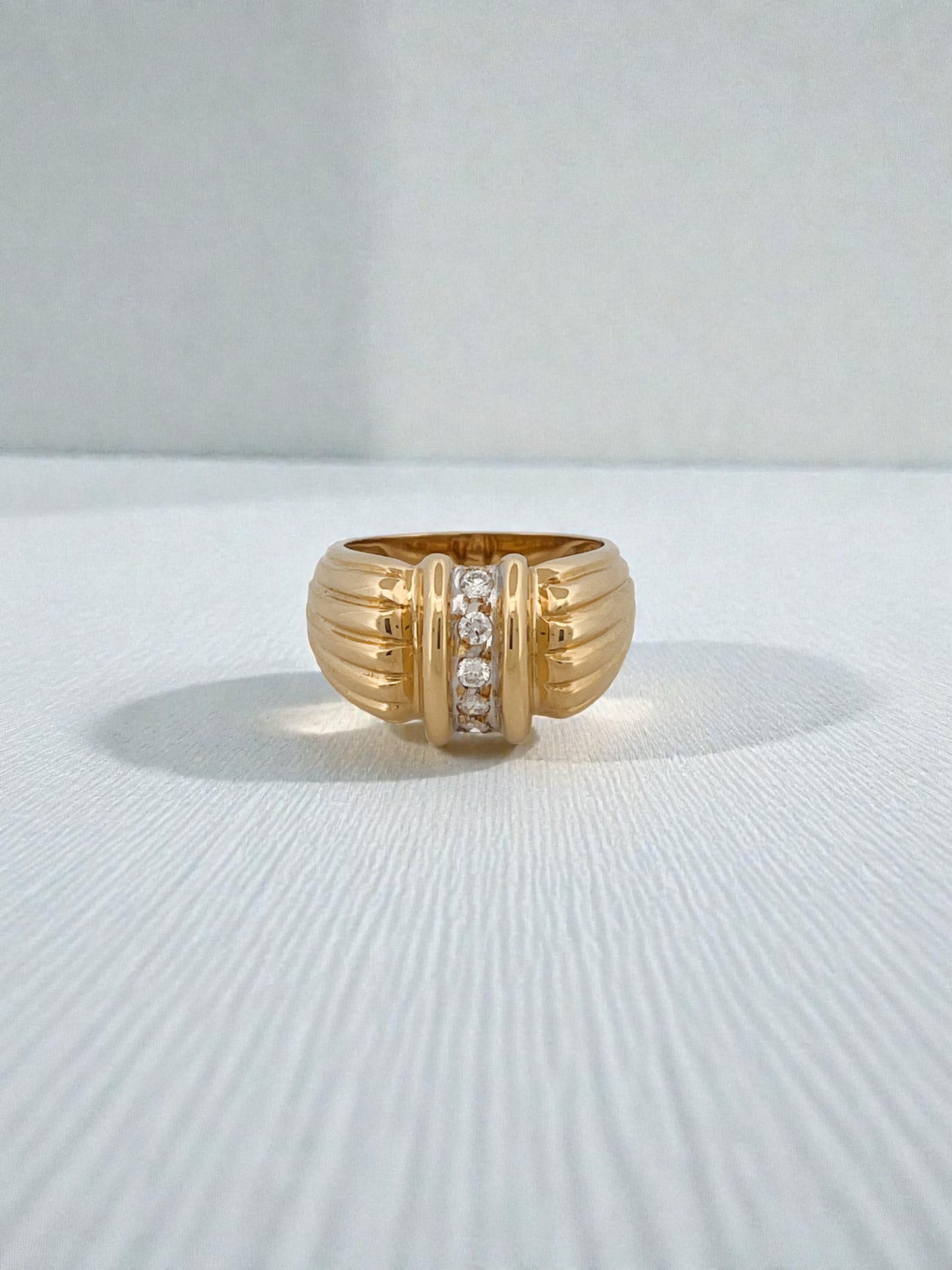 Anillo gallonado realizado en oro amarillo de 18kt con carril de 5 brillantes. Joyas antiguas de oro baratas