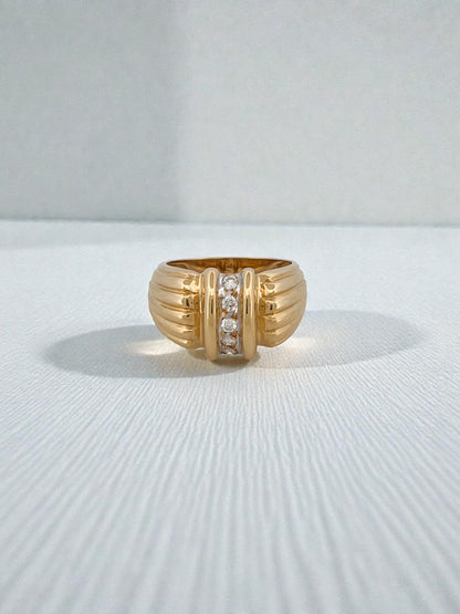 Anillo gallonado realizado en oro amarillo de 18kt con carril de 5 brillantes. Joyas antiguas de oro baratas