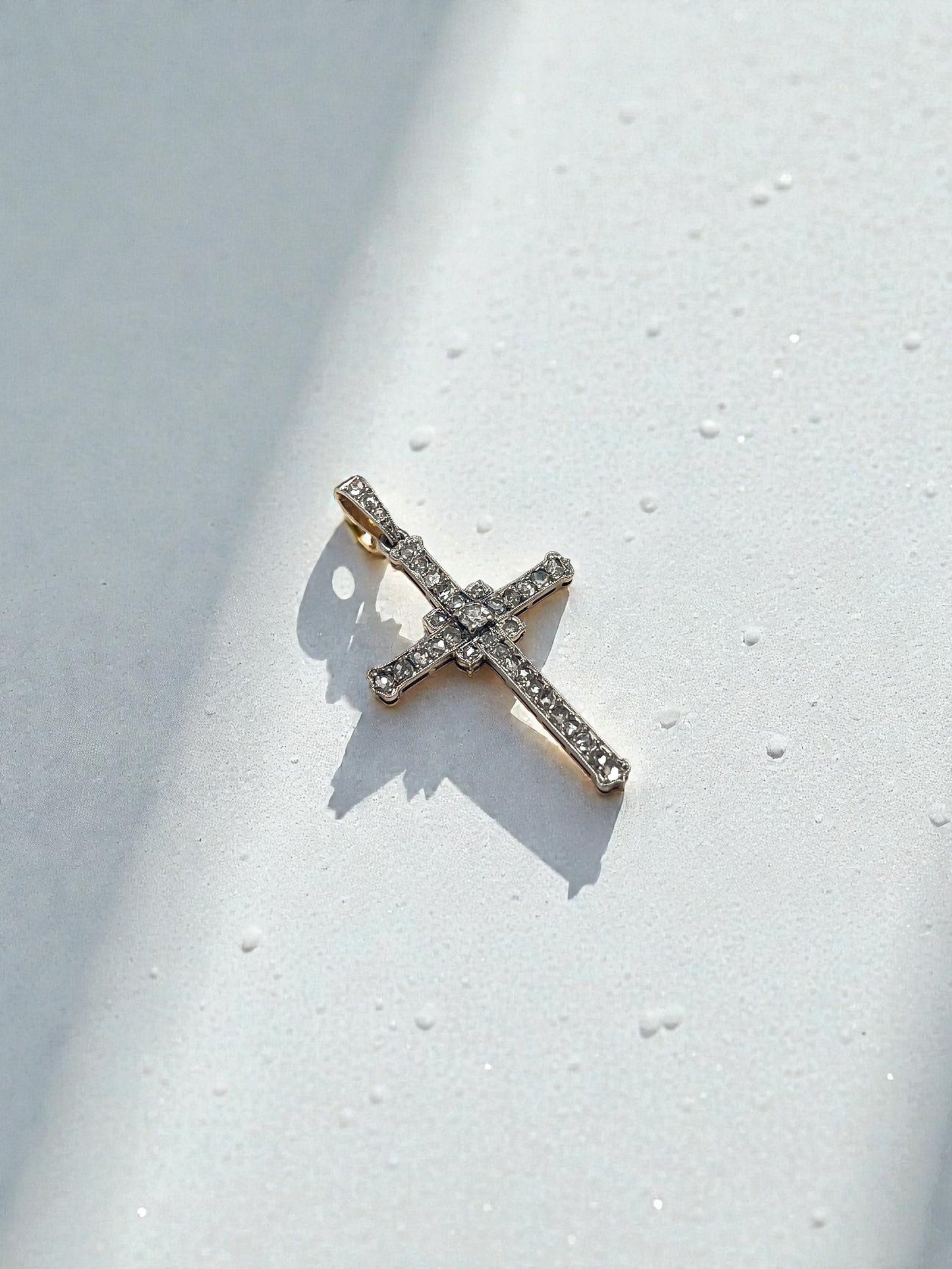 Comprar colgante en forma de cruz de oro blanco, con brillantes platinos. Joyería Compro Oro Barcelona. Ian'Or.