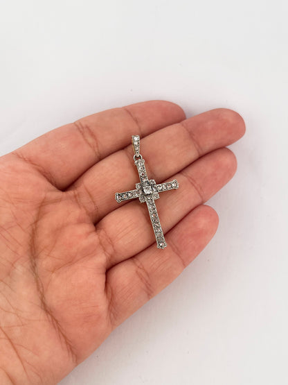 Comprar colgante en forma de cruz de oro blanco, con brillantes platinos. Joyería Compro Oro Barcelona. Ian'Or.