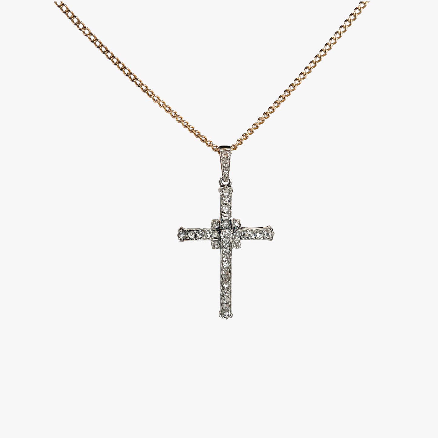 Cruz antigua realizada en platino oro amarillo y diamantes talla antigua. Cruces religiosas antiguas. Joyería Compro Oro Barcelona. Ian'Or.