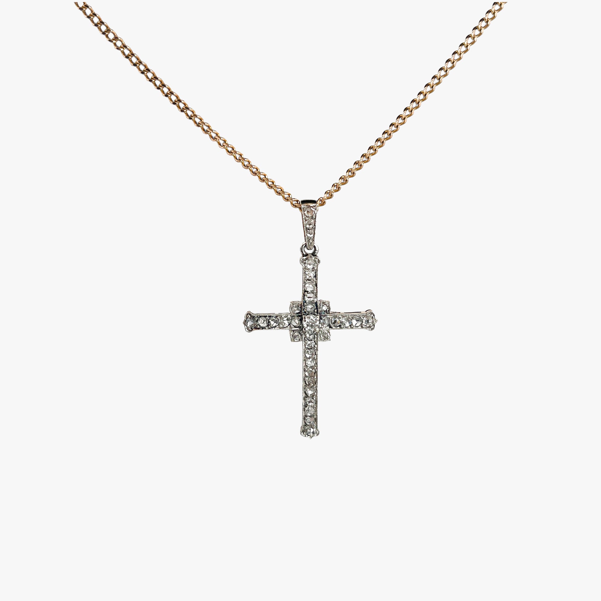 Cruz antigua realizada en platino oro amarillo y diamantes talla antigua. Cruces religiosas antiguas. Joyería Compro Oro Barcelona. Ian'Or.