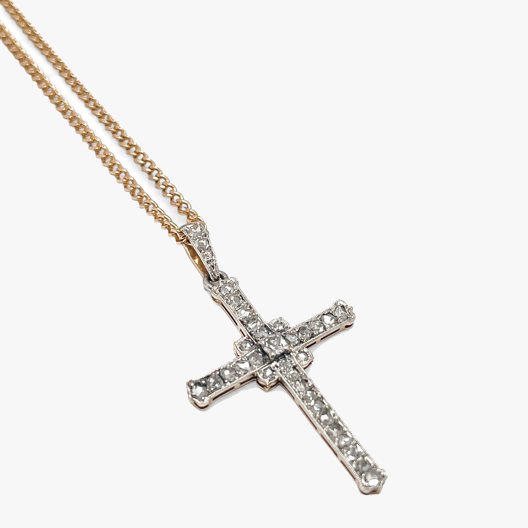 Cruz antigua realizada en platino oro amarillo y diamantes talla antigua. Cruces religiosas antiguas. Joyería Compro Oro Barcelona. Ian'Or.