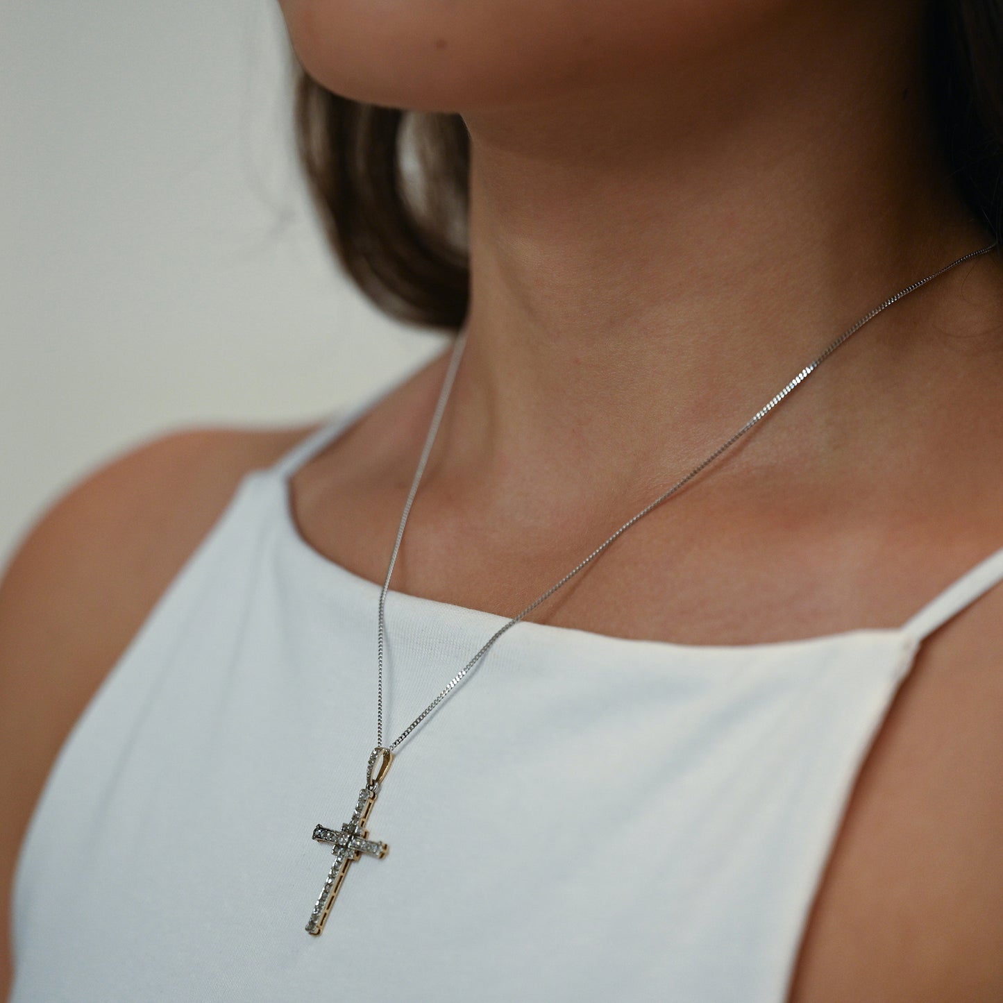 Cruz antigua realizada en platino oro amarillo y diamantes talla antigua. Cruces religiosas antiguas. Joyería Compro Oro Barcelona. Ian'Or.