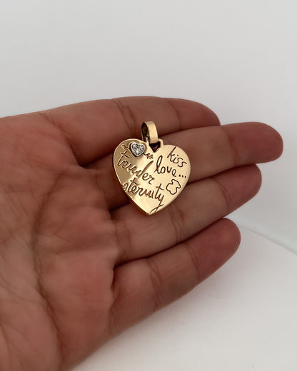 Comprar colgante de la firma TOUS en forma de corazón realizado en oro amarillo de 18kt con un pequeño corazón de diamante en la esquina.Tous en oro amarillo de 18kt. Venta de joyas Tous segunda mano. Ian'Or.