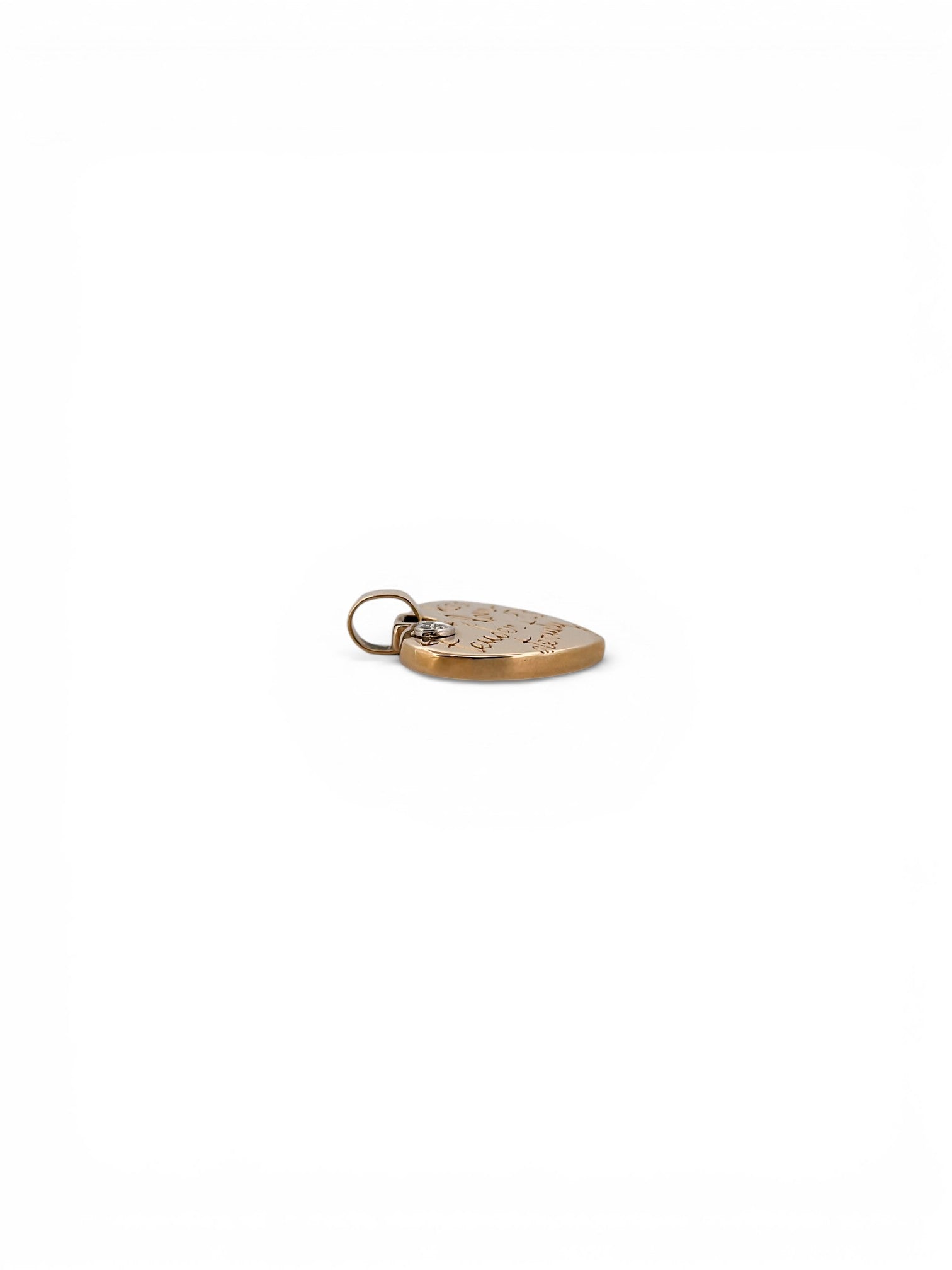 Comprar colgante de la firma TOUS en forma de corazón realizado en oro amarillo de 18kt con un pequeño corazón de diamante en la esquina.Tous en oro amarillo de 18kt. Venta de joyas Tous segunda mano. Ian'Or.