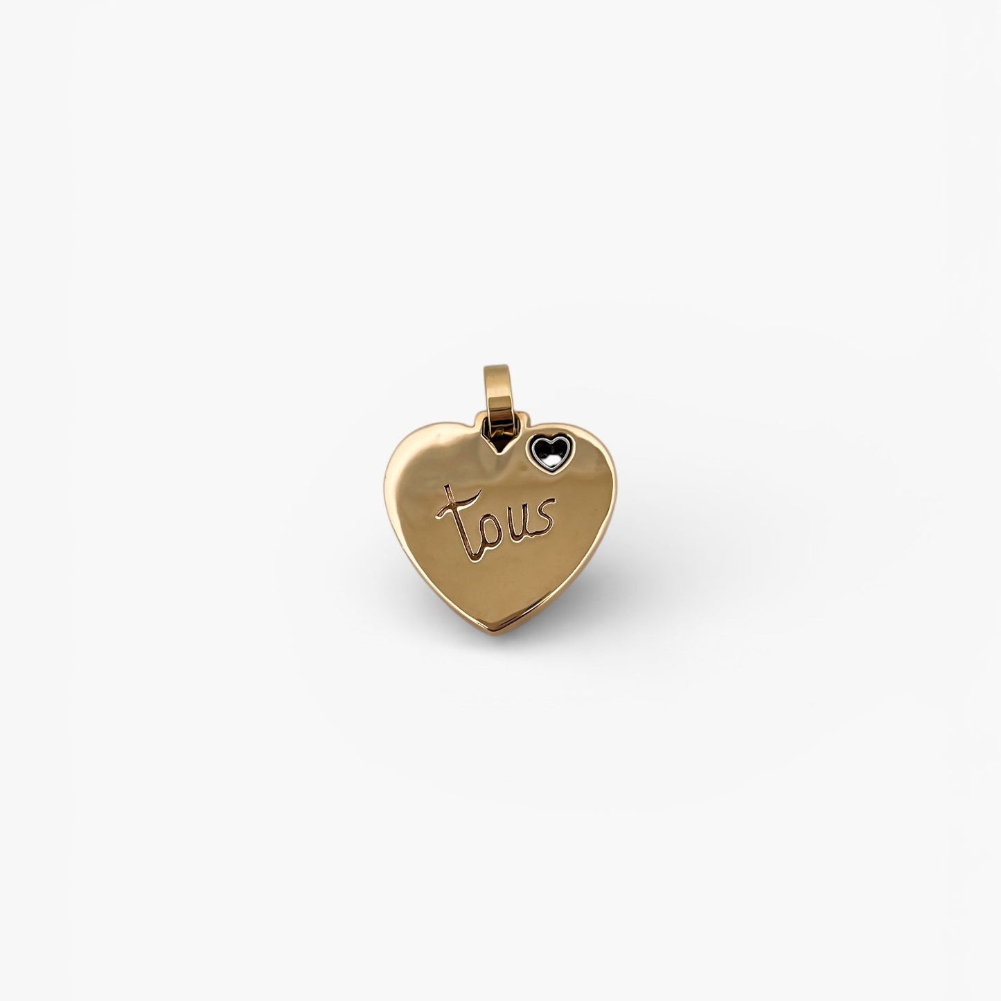 Comprar colgante de la firma TOUS en forma de corazón realizado en oro amarillo de 18kt con un pequeño corazón de diamante en la esquina.Tous en oro amarillo de 18kt. Venta de joyas Tous segunda mano. Ian'Or.