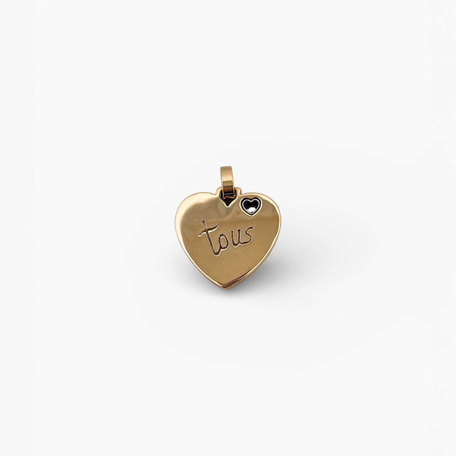 Comprar colgante de la firma TOUS en forma de corazón realizado en oro amarillo de 18kt con un pequeño corazón de diamante en la esquina.Tous en oro amarillo de 18kt. Venta de joyas Tous segunda mano. Ian'Or.