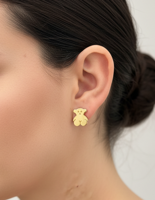 Comprar pendientes de oro amarillo de 18kt originales de la firma TOUS con los icónicos ositos sweets dolls.
Esta ha sido restaurada en nuestro taller de Barcelona y se entrega certificada.
Joyas tous restauradas de oro 18kt