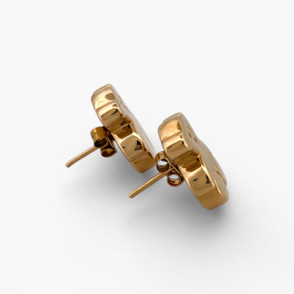 Comprar pendientes de oro amarillo de 18kt originales de la firma TOUS con los icónicos ositos sweets dolls.
Esta ha sido restaurada en nuestro taller de Barcelona y se entrega certificada.
La mejor joyería compra-venta de Oro de Barcelona, te garantizamos el mejor precio. Restauración de joyas vintage y segunda mano.