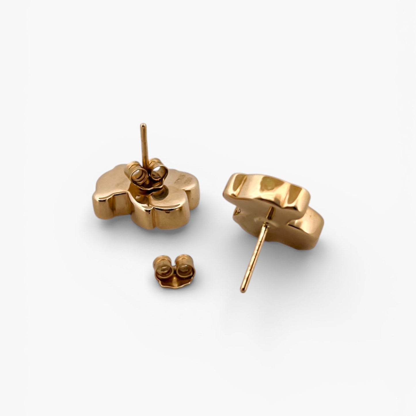 Comprar pendientes de oro amarillo de 18kt originales de la firma TOUS con los icónicos ositos sweets dolls.
Esta ha sido restaurada en nuestro taller de Barcelona y se entrega certificada.
La mejor joyería compra-venta de Oro de Barcelona, te garantizamos el mejor precio. Restauración de joyas vintage y segunda mano.