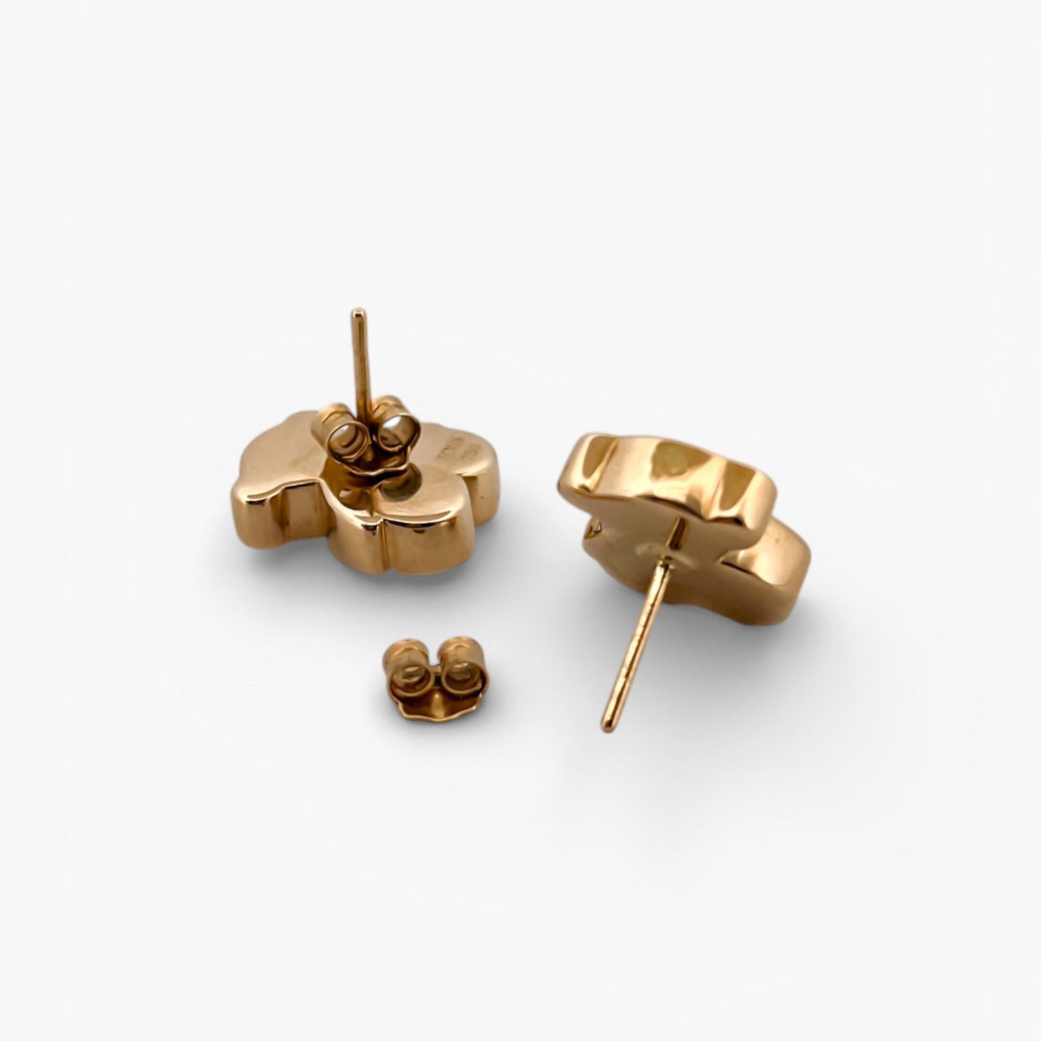 Comprar pendientes de oro amarillo de 18kt originales de la firma TOUS con los icónicos ositos sweets dolls.
Esta ha sido restaurada en nuestro taller de Barcelona y se entrega certificada.
La mejor joyería compra-venta de Oro de Barcelona, te garantizamos el mejor precio. Restauración de joyas vintage y segunda mano.
