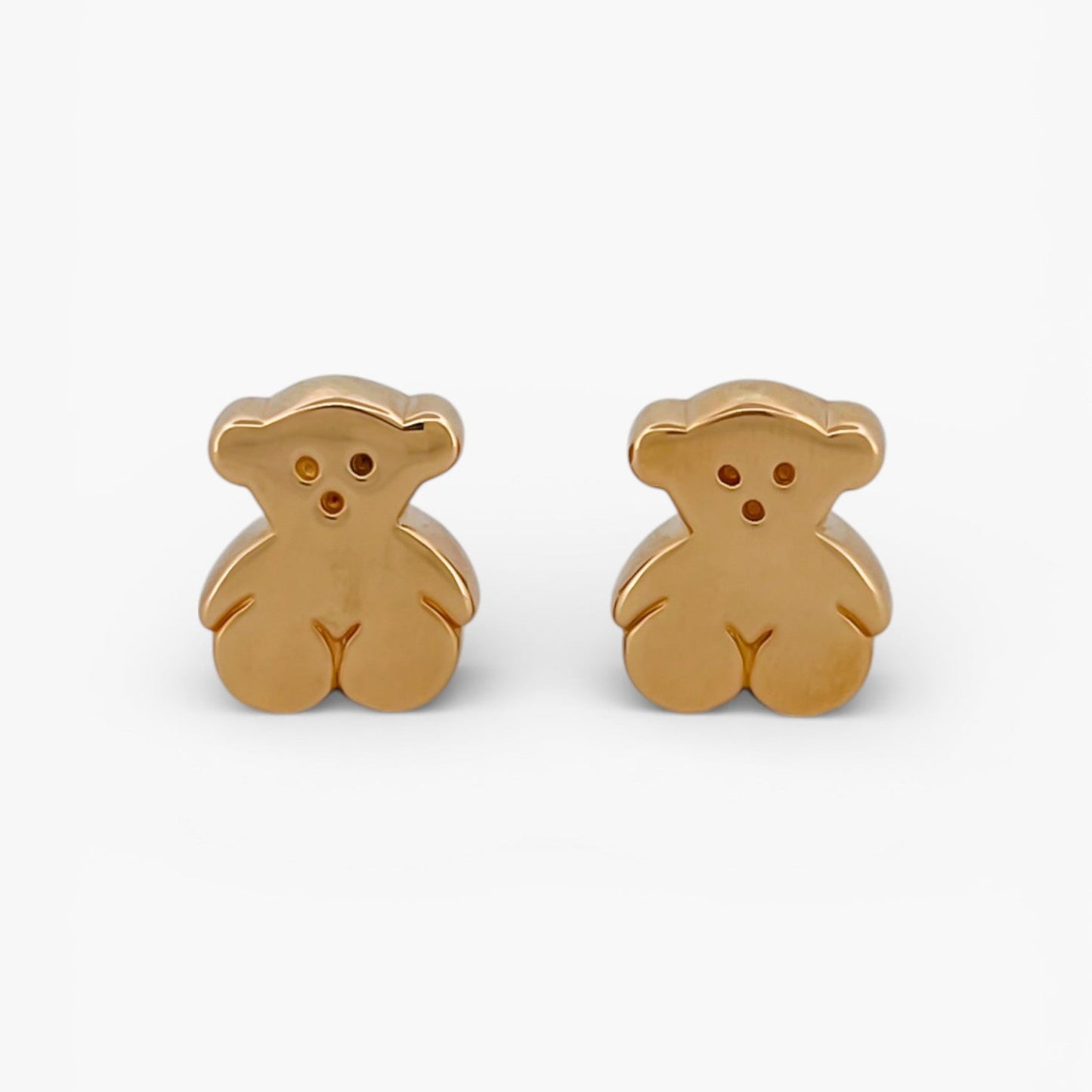 Comprar pendientes de oro amarillo de 18kt originales de la firma TOUS con los icónicos ositos sweets dolls.
Esta ha sido restaurada en nuestro taller de Barcelona y se entrega certificada.
La mejor joyería compra-venta de Oro de Barcelona, te garantizamos el mejor precio. Restauración de joyas vintage y segunda mano.