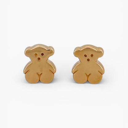 Comprar pendientes de oro amarillo de 18kt originales de la firma TOUS con los icónicos ositos sweets dolls.
Esta ha sido restaurada en nuestro taller de Barcelona y se entrega certificada.
La mejor joyería compra-venta de Oro de Barcelona, te garantizamos el mejor precio. Restauración de joyas vintage y segunda mano.