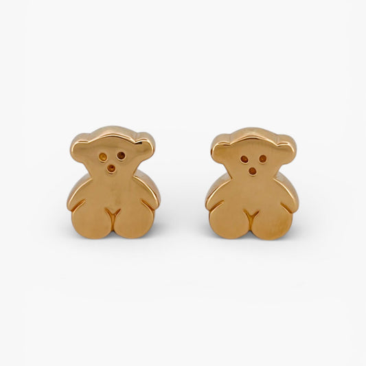 Comprar pendientes de oro amarillo de 18kt originales de la firma TOUS con los icónicos ositos sweets dolls.
Esta ha sido restaurada en nuestro taller de Barcelona y se entrega certificada.
La mejor joyería compra-venta de Oro de Barcelona, te garantizamos el mejor precio. Restauración de joyas vintage y segunda mano.