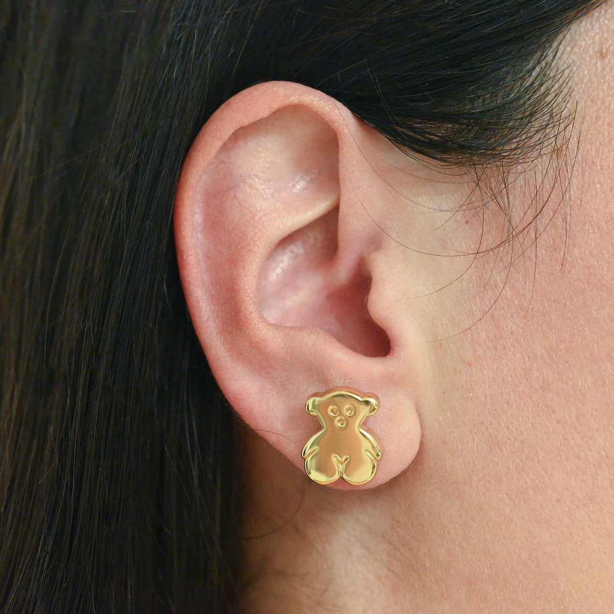 Comprar pendientes de oro amarillo de 18kt originales de la firma TOUS con los icónicos ositos sweets dolls.
Esta ha sido restaurada en nuestro taller de Barcelona y se entrega certificada.
La mejor joyería compra-venta de Oro de Barcelona, te garantizamos el mejor precio. Restauración de joyas vintage y segunda mano.